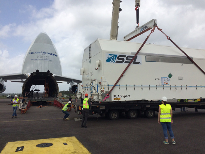 EUTELSAT 65 West A being unloaded from the Antonov aircraft in Cayenne (Photo credit: Arianespace)