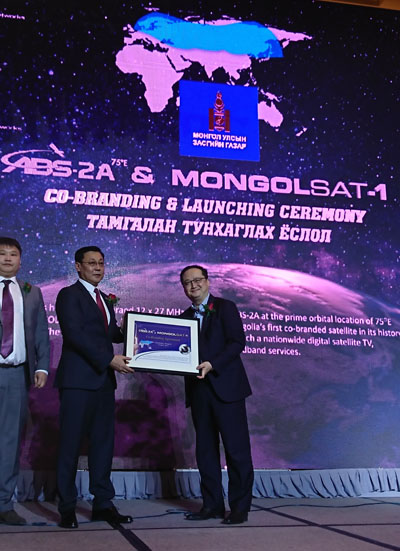 ABS-2A and MongolSat-1 - Center:Mr. Erdenebat Jargaltulga, Prime Minister of Mongolia Right: Mr. Thomas Choi, Chief Executive Officer of ABS
